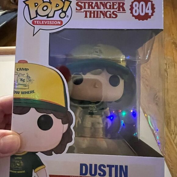 Funko Pop Stranger Things DUSTIN SCIENCE CAMP Vinyl Figure - Picture 3 of 8